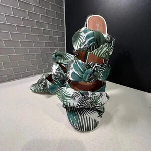 Gianni Bini Palm Tree Print Sandals Size 10